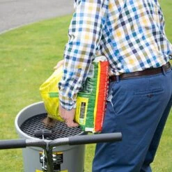The Handy 50lbs Broadcast Fertiliser Spreader 13 The Handy 50lbs Broadcast Fertiliser Spreader -Garden Centre Store 180076 4