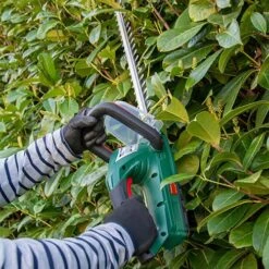 Webb 20v 2Ah Cordless Hedge Trimmer 10 Webb 20v 2Ah Cordless Hedge Trimmer -Garden Centre Store 180267 3